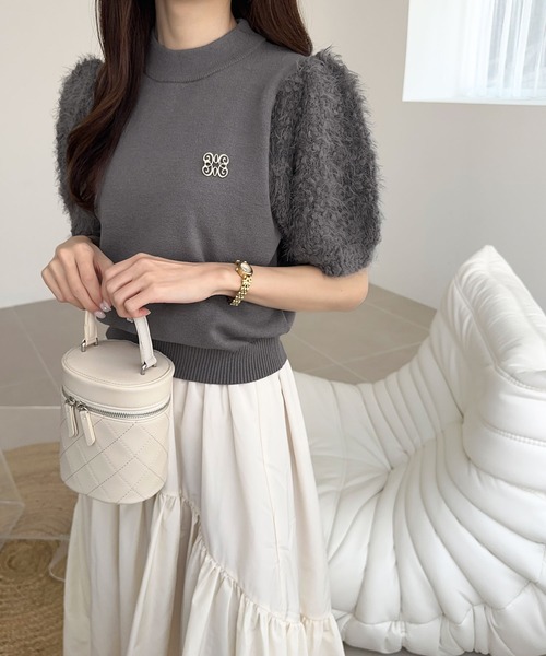 mily bilet(ミウィビレット)の「【mily bilet】洗練されたフェミニンニット。ブローチ付き肩シャギーパフスリーブプルオーバー(ニット)(ニット/セーター・レディース・チャコールグレー/アイボリー/ピンク/ライトグレー・SMALL/MEDIUM/LARGE/X-LARGE)」の12枚目の写真