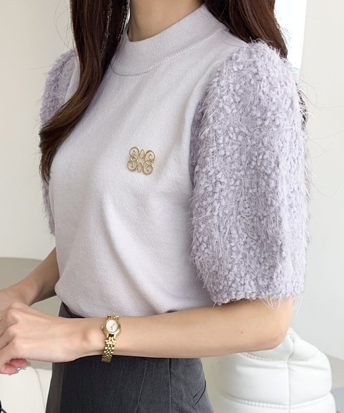 mily bilet(ミウィビレット)の「【mily bilet】洗練されたフェミニンニット。ブローチ付き肩シャギーパフスリーブプルオーバー(ニット)(ニット/セーター・レディース・チャコールグレー/アイボリー/ピンク/ライトグレー・SMALL/MEDIUM/LARGE/X-LARGE)」の8枚目の写真
