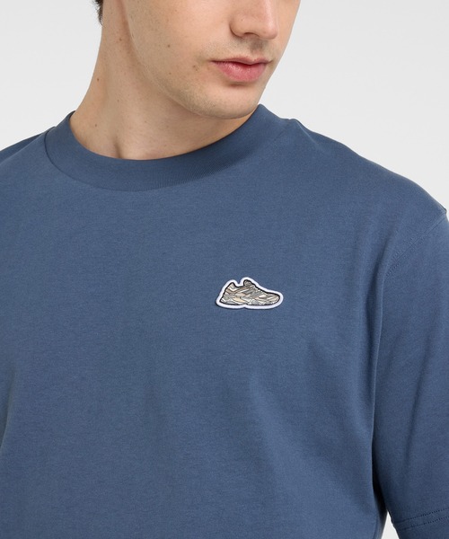 NEW BALANCE(ニューバランス)の「Athletics 9060 Grey Day ショートスリーブTシャツ(Tシャツ/カットソー・メンズ・オフホワイト/インディゴブルー/ブラック・XX-LARGE/X-LARGE/LARGE/MEDIUM/SMALL)」の16枚目の写真