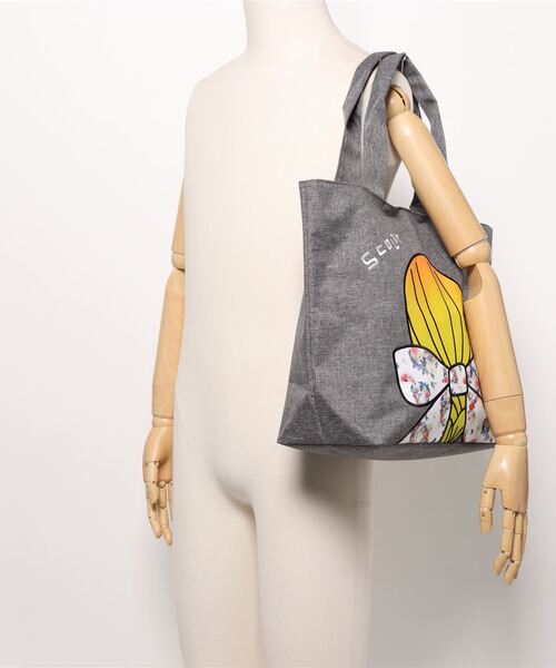 ScoLar(スカラー)の「643444:リボンの女性の後ろ姿 ポリキャントートバッグ(トートバッグ・レディース・グレー/グリーン/レッド・FREE)」の22枚目の写真