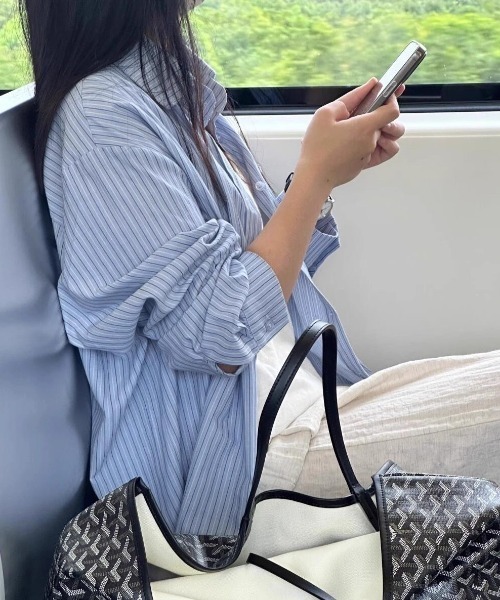 LADY LIKE(レディライク)の「デザインポケットストライプシャツ(シャツ/ブラウス・レディース・ベージュ/サックスブルー/ブルー・M)」の8枚目の写真