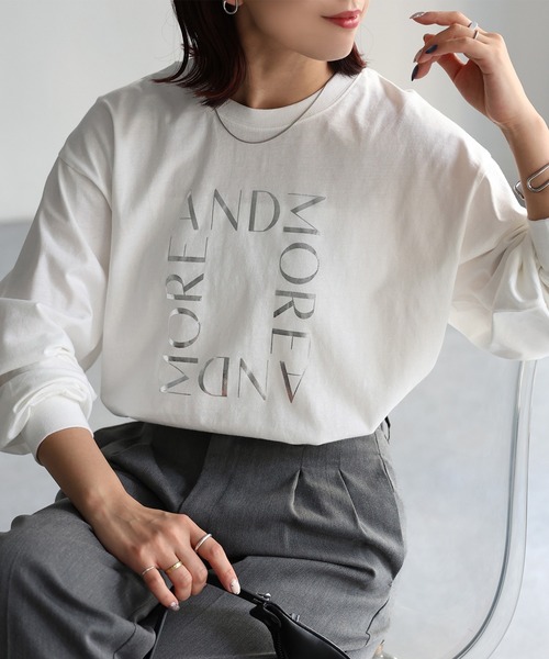 Riberry(リベリー)の「スクエアロゴプリントロンT(Tシャツ/カットソー・レディース・ホワイト×ブラック/ブラック×ホワイト/ホワイト×シルバー/グレー系・FREE)」の1枚目の写真