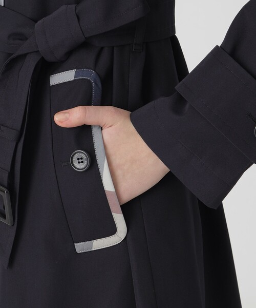 BLUE LABEL CRESTBRIDGE（ブルーレーベルクレストブリッジ）の「ハイツイストコットンライクツイルステンカラーコート（トレンチコート・レディース・ネイビー/ベージュ・38/40/36）」の6枚目の写真