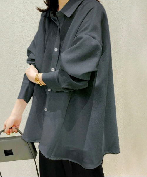 by LEGNA(バイレグナ)の「Aライン オーバーサイズブラウス ドロップショルダー(シャツ/ブラウス・レディース・ブラック/ブルー/グレー/ホワイト・FREE)」の3枚目の写真