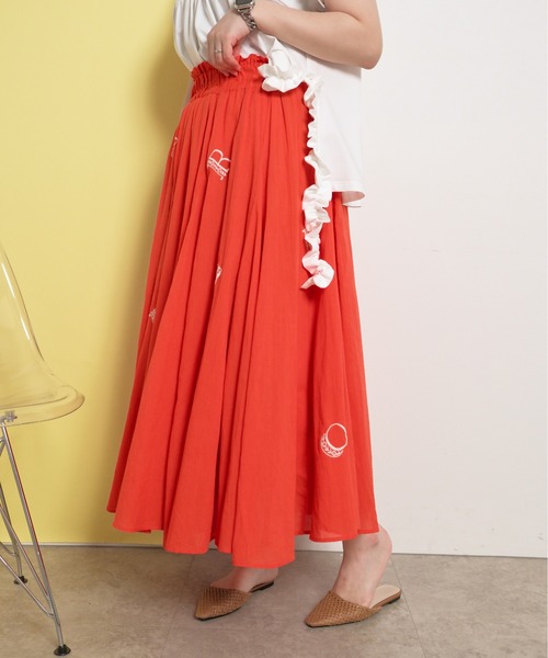palm RICHE(ポームリシュ)の「インド綿 刺繍フレアロングスカート パネル切替 英字ロゴ刺繍(スカート・レディース・オフホワイト/オレンジ/ブラック・M)」の8枚目の写真