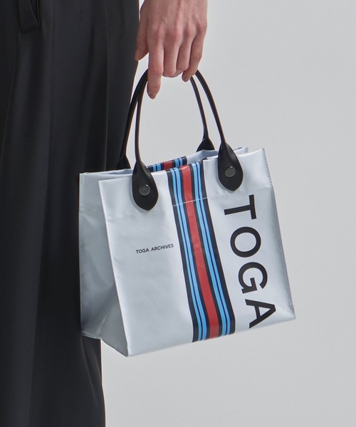 TOGA（トーガ）の「【TOGA/トーガ】Logo tote bag small/スモールロゴトートバッグ（トートバッグ・レディース・ホワイト/グリーン・FREE）」の2枚目の写真