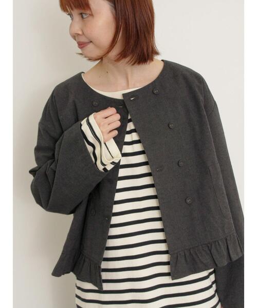 Samansa Mos2（サマンサ モスモス）の「綿麻裾フリルダブルボタンショートジャケット（ノーカラージャケット・レディース・キナリ/オフホワイト/チャコールグレー・F）」の3枚目の写真