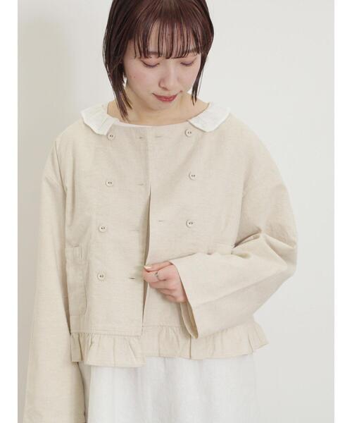 Samansa Mos2（サマンサ モスモス）の「綿麻裾フリルダブルボタンショートジャケット（ノーカラージャケット・レディース・キナリ/オフホワイト/チャコールグレー・F）」の2枚目の写真