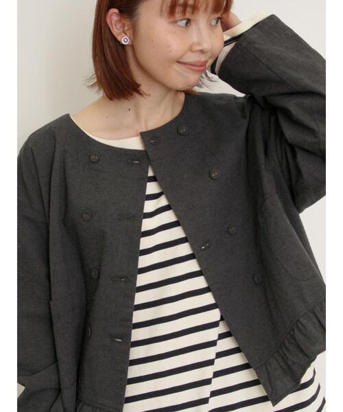 Samansa Mos2（サマンサ モスモス）の「綿麻裾フリルダブルボタンショートジャケット（ノーカラージャケット・レディース・キナリ/オフホワイト/チャコールグレー・F）」の5枚目の写真