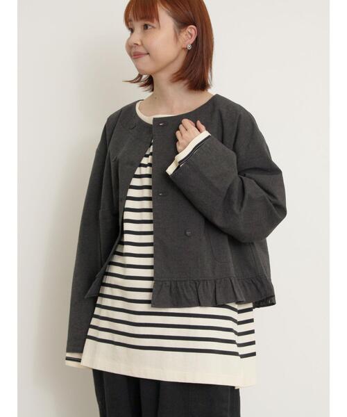 Samansa Mos2（サマンサ モスモス）の「綿麻裾フリルダブルボタンショートジャケット（ノーカラージャケット・レディース・キナリ/オフホワイト/チャコールグレー・F）」の6枚目の写真