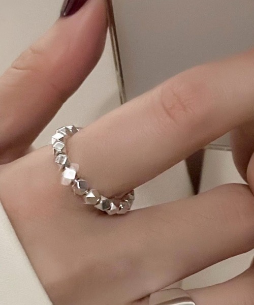 Forcement（フォースメント）の「シンプルなのに存在感のあるデザインリングが薄着になる季節にオシャレの鍵になる（リング・レディース・シルバー/ストーン・ONESIZE）」の13枚目の写真