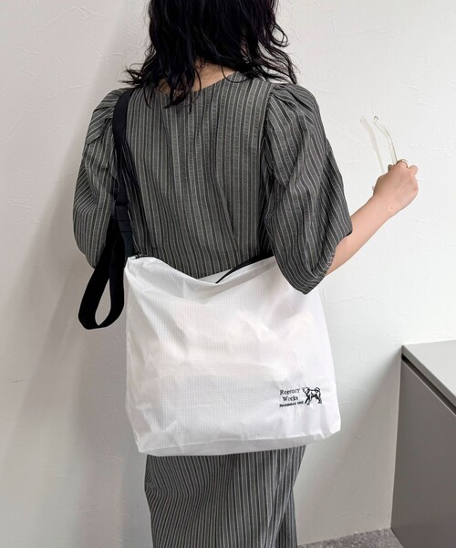 REGENCY WORKS（リージェンシーワークス）の「【Regency works/リージェンシー ワークス】ナイロンメッセンジャーバッグ（ショルダーバッグ・レディース・ベージュ/オリーブ/ネイビー/ブラック/ホワイト・FREE）」の2枚目の写真
