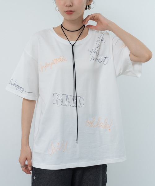 SABUROKU(サブロク)の「【SABUROKU】大人カジュアル に 映える ロゴ刺繍 Tシャツ(Tシャツ/カットソー・レディース・オフホワイト/チャコールグレー・M)」の3枚目の写真