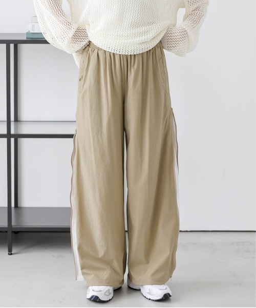 AMELY(エミリー)の「サイドラインWジップパンツ(その他パンツ・レディース・レッド/ブラック/ネイビー/ベージュ・M/L)」の2枚目の写真