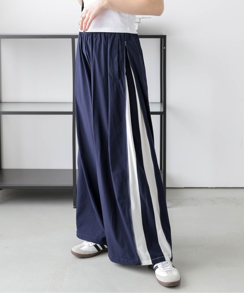 AMELY(エミリー)の「サイドラインWジップパンツ(その他パンツ・レディース・レッド/ブラック/ネイビー/ベージュ・M/L)」の3枚目の写真