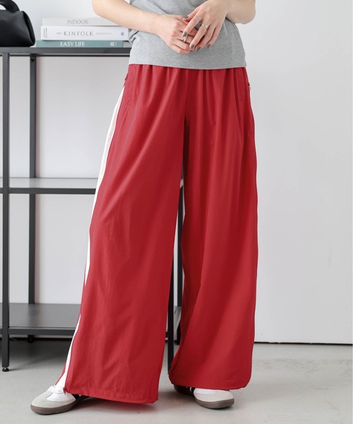 AMELY(エミリー)の「サイドラインWジップパンツ(その他パンツ・レディース・レッド/ブラック/ネイビー/ベージュ・M/L)」の4枚目の写真