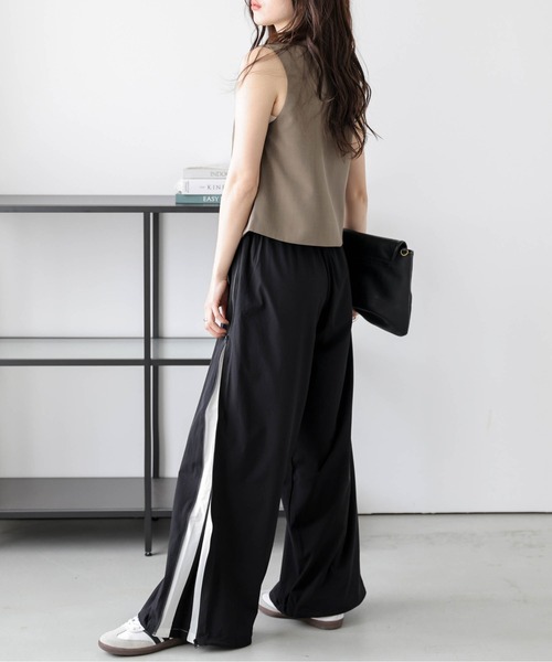 AMELY(エミリー)の「サイドラインWジップパンツ(その他パンツ・レディース・レッド/ブラック/ネイビー/ベージュ・M/L)」の1枚目の写真