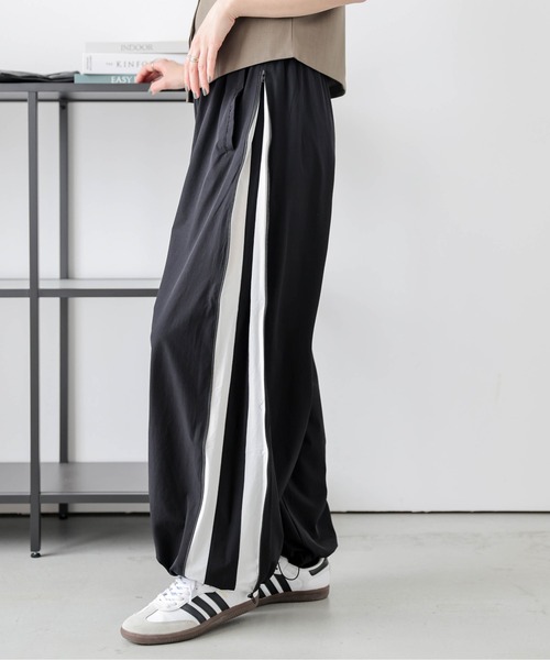 AMELY(エミリー)の「サイドラインWジップパンツ(その他パンツ・レディース・レッド/ブラック/ネイビー/ベージュ・M/L)」の10枚目の写真