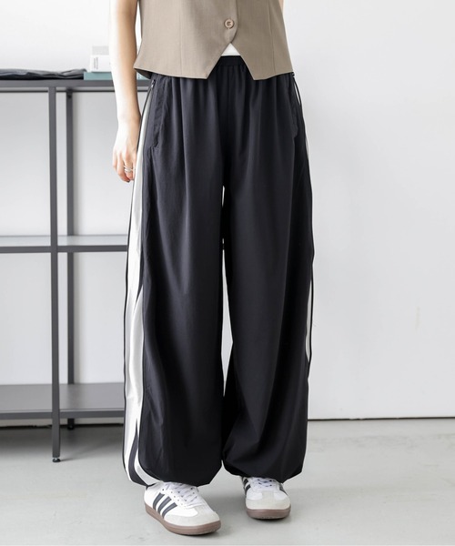 AMELY(エミリー)の「サイドラインWジップパンツ(その他パンツ・レディース・レッド/ブラック/ネイビー/ベージュ・M/L)」の11枚目の写真