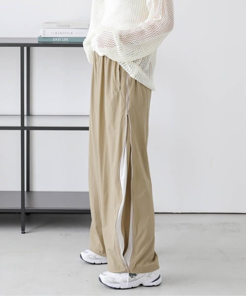 AMELY(エミリー)の「サイドラインWジップパンツ(その他パンツ・レディース・レッド/ブラック/ネイビー/ベージュ・M/L)」の13枚目の写真