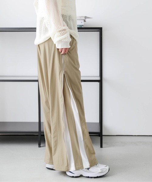 AMELY(エミリー)の「サイドラインWジップパンツ(その他パンツ・レディース・レッド/ブラック/ネイビー/ベージュ・M/L)」の16枚目の写真