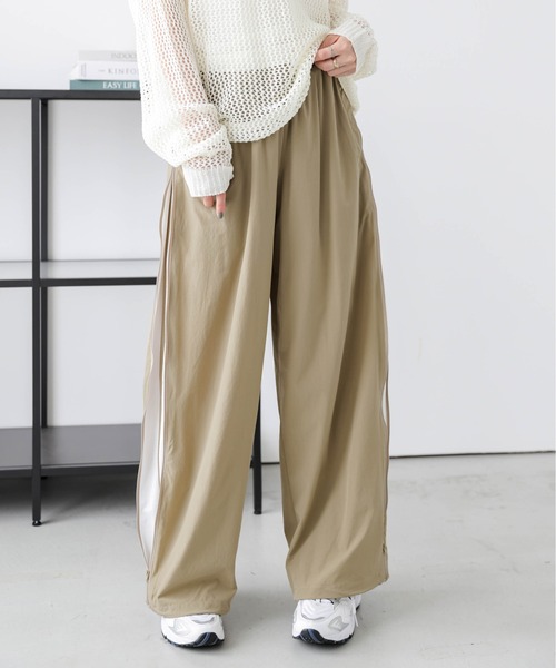 AMELY(エミリー)の「サイドラインWジップパンツ(その他パンツ・レディース・レッド/ブラック/ネイビー/ベージュ・M/L)」の17枚目の写真