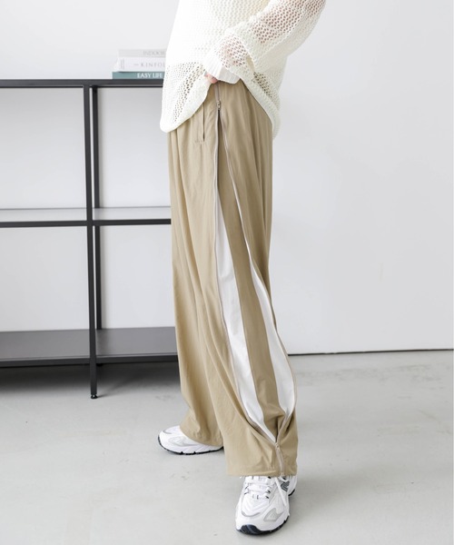 AMELY(エミリー)の「サイドラインWジップパンツ(その他パンツ・レディース・レッド/ブラック/ネイビー/ベージュ・M/L)」の18枚目の写真