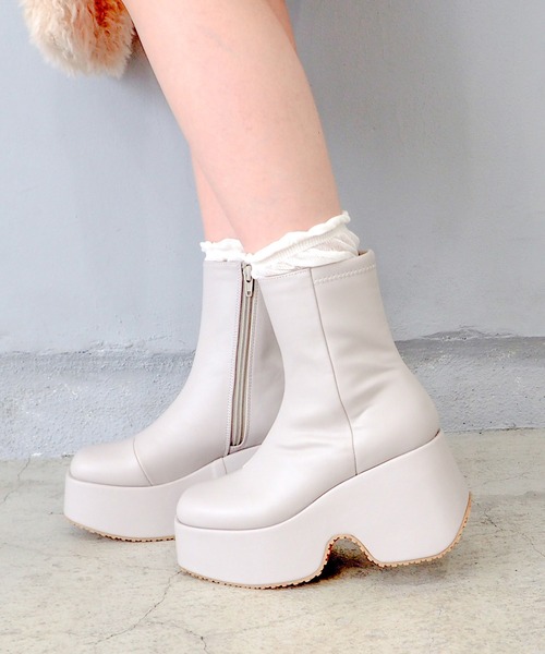 byあしながおじさん(バイアシナガオジサン)の「厚底プレーンブーツ 8990033(ブーツ・レディース・アイボリー/ブラック・S/M/L/LL)」の1枚目の写真