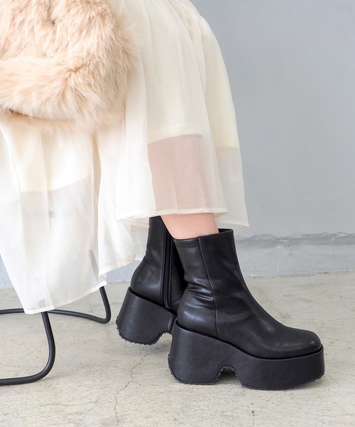 byあしながおじさん(バイアシナガオジサン)の「厚底プレーンブーツ 8990033(ブーツ・レディース・アイボリー/ブラック・S/M/L/LL)」の16枚目の写真