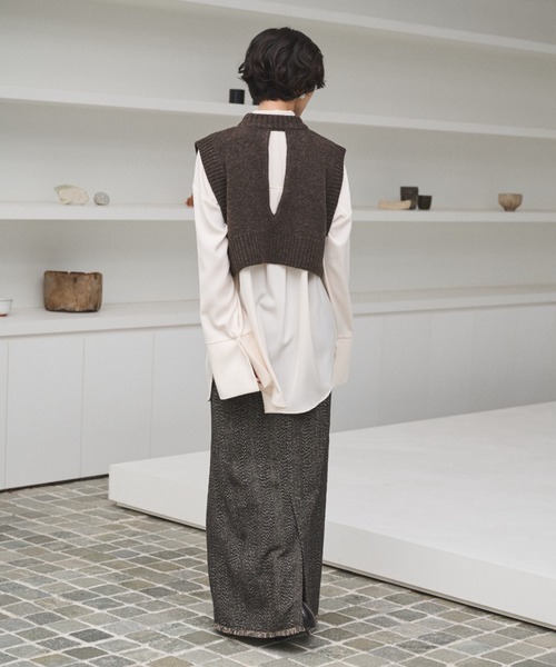 AIC.（エーアイシー）の「バックホールショートニットベスト（ベスト・レディース・ブラウン/チャコールグレー・FREE）」の14枚目の写真