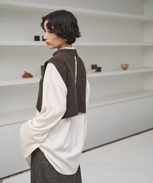 AIC.（エーアイシー）の「バックホールショートニットベスト（ベスト・レディース・ブラウン/チャコールグレー・FREE）」の8枚目の写真