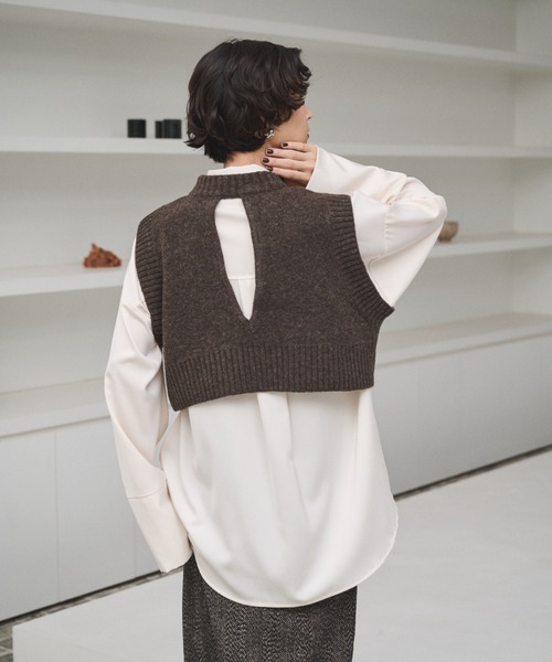 AIC.（エーアイシー）の「バックホールショートニットベスト（ベスト・レディース・ブラウン/チャコールグレー・FREE）」の5枚目の写真