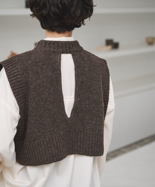 AIC.（エーアイシー）の「バックホールショートニットベスト（ベスト・レディース・ブラウン/チャコールグレー・FREE）」の11枚目の写真