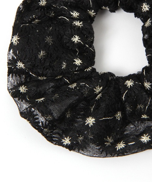 GLOBAL WORK(グローバルワーク)の「シアーフラワー刺繍シュシュ/595397(シュシュ・レディース・ブラック/ホワイト・FREE)」の5枚目の写真