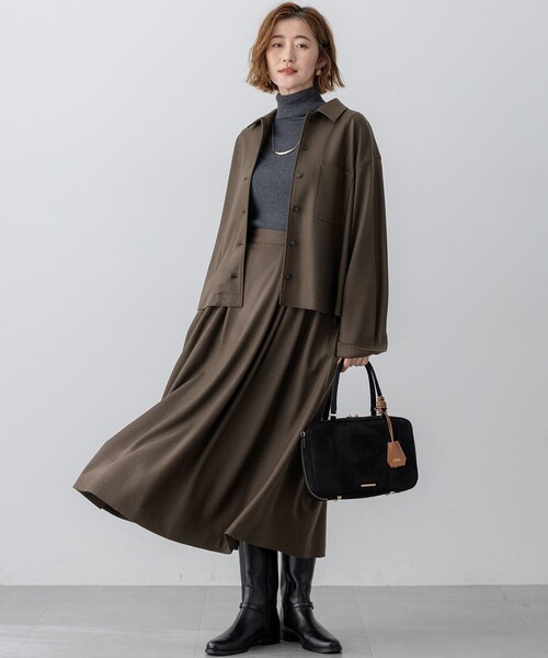 23区 L(ニジュウサンクオオキイサイズ)の「ウールミルドジャージー シャツ(シャツ/ブラウス・レディース・カーキ系/ブラック系/グレー系・44/46/48)」の9枚目の写真