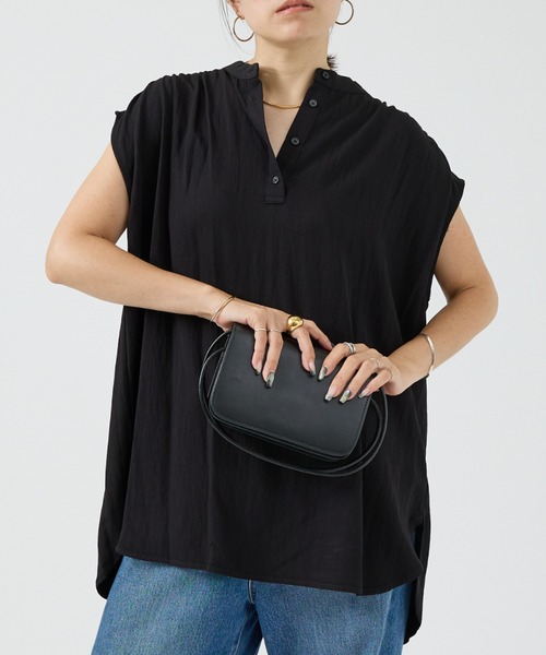 DESIGNWORKS(デザインワークス)の「【セットアップ対応】レーヨンフレンチスリーブブラウス(シャツ/ブラウス・レディース・ベージュ/ブラック・フリー)」の2枚目の写真