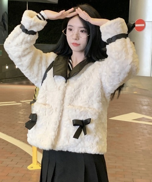 Mejoul（メジュール）の「【2025秋冬新作】リボンPU切り替え バイカラーフェイクファーコート（その他アウター・レディース・ホワイト・L/M）」の8枚目の写真