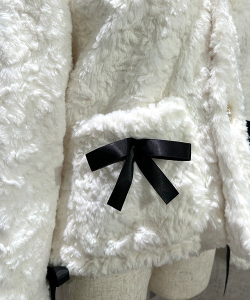 Mejoul（メジュール）の「【2025秋冬新作】リボンPU切り替え バイカラーフェイクファーコート（その他アウター・レディース・ホワイト・L/M）」の11枚目の写真