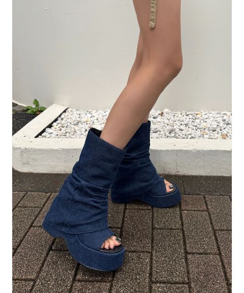 EMODA(エモダ)の「ウェッジヒールカバーサンダル(サンダル・レディース・ブラック/ブルー・SMALL/MEDIUM/LARGE)」の4枚目の写真
