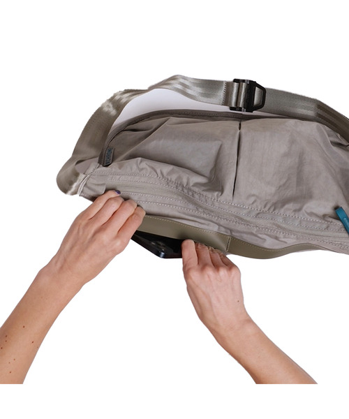 CHROME（クローム）の「［ CHROME / クローム ］YOYOGI 14L MESSENGER / ヨヨギ 14L メッセンジャー 耐水 14L ショルダーバッグ（ショルダーバッグ・メンズ・グレー・FREE）」の7枚目の写真