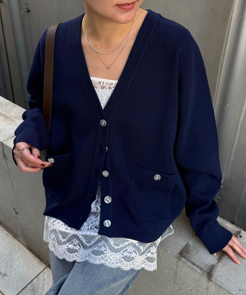 COLLAGE GALLARDAGALANTE（コラージュガリャルダガランテ）の「ツヤボタンカーディガン/WEB限定カラー展開（カーディガン/ボレロ・レディース・ネイビー/オレンジ/サックスブルー・FREE）」の2枚目の写真