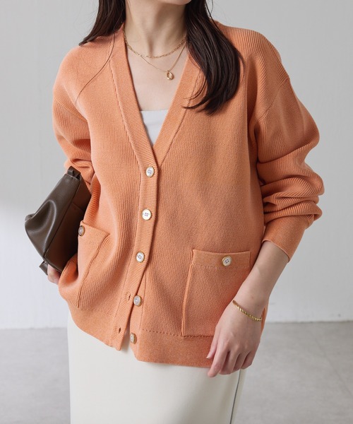 COLLAGE GALLARDAGALANTE（コラージュガリャルダガランテ）の「ツヤボタンカーディガン/WEB限定カラー展開（カーディガン/ボレロ・レディース・ネイビー/オレンジ/サックスブルー・FREE）」の3枚目の写真