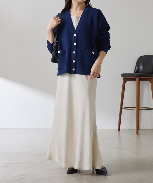 COLLAGE GALLARDAGALANTE（コラージュガリャルダガランテ）の「ツヤボタンカーディガン/WEB限定カラー展開（カーディガン/ボレロ・レディース・ネイビー/オレンジ/サックスブルー・FREE）」の4枚目の写真