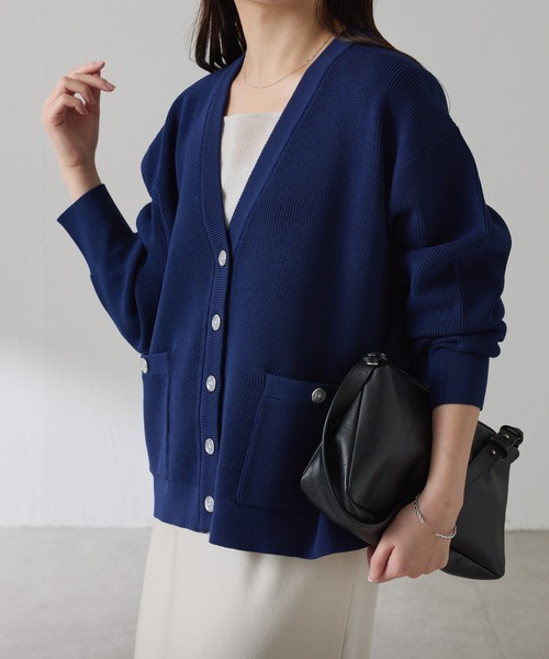 COLLAGE GALLARDAGALANTE（コラージュガリャルダガランテ）の「ツヤボタンカーディガン/WEB限定カラー展開（カーディガン/ボレロ・レディース・ネイビー/オレンジ/サックスブルー・FREE）」の5枚目の写真