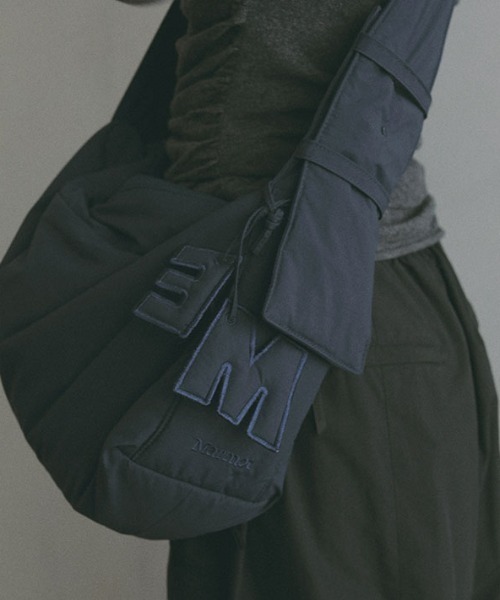 ETRE TOKYO（エトレトウキョウ）の「Marmot×ETRE TOKYO PERTEXパディングショルダーバック（ショルダーバッグ・レディース・ネイビー/オフホワイト・FREE）」の7枚目の写真