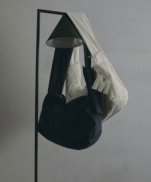 ETRE TOKYO（エトレトウキョウ）の「Marmot×ETRE TOKYO PERTEXパディングショルダーバック（ショルダーバッグ・レディース・ネイビー/オフホワイト・FREE）」の16枚目の写真