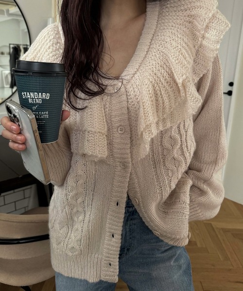 WILLFULLY(ウィルフリー)の「shoulder frill cable knit cardigan(カーディガン/ボレロ・レディース・その他/ストーン/ピンクベージュ・FREE)」の2枚目の写真