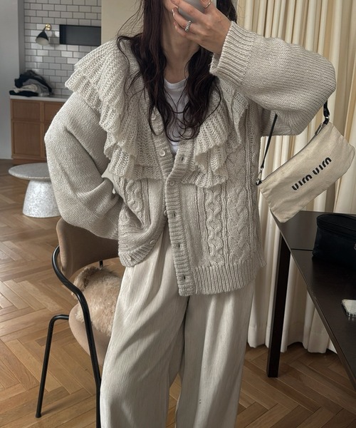WILLFULLY(ウィルフリー)の「shoulder frill cable knit cardigan(カーディガン/ボレロ・レディース・その他/ストーン/ピンクベージュ・FREE)」の7枚目の写真