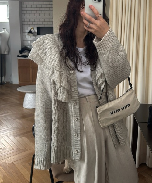 WILLFULLY(ウィルフリー)の「shoulder frill cable knit cardigan(カーディガン/ボレロ・レディース・その他/ストーン/ピンクベージュ・FREE)」の5枚目の写真
