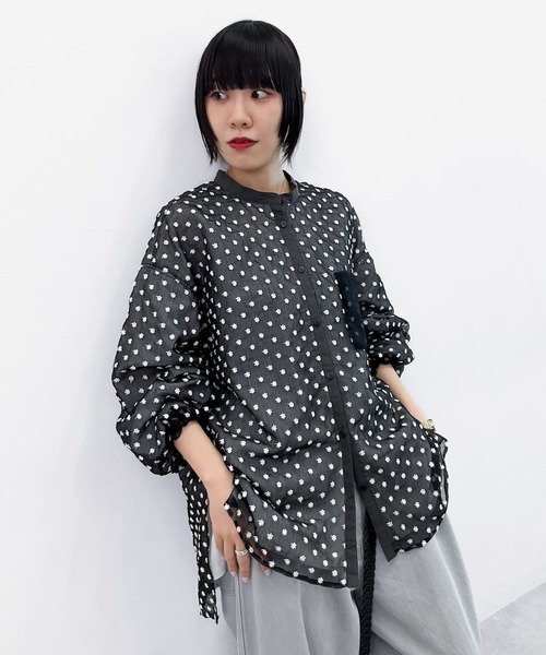 niko and...（ニコアンド）の「[MODE NORM CORE] フラワーエンブロレイヤーシャツ（シャツ/ブラウス・レディース・オフホワイト/ブラック・LARGE/MEDIUM）」の2枚目の写真